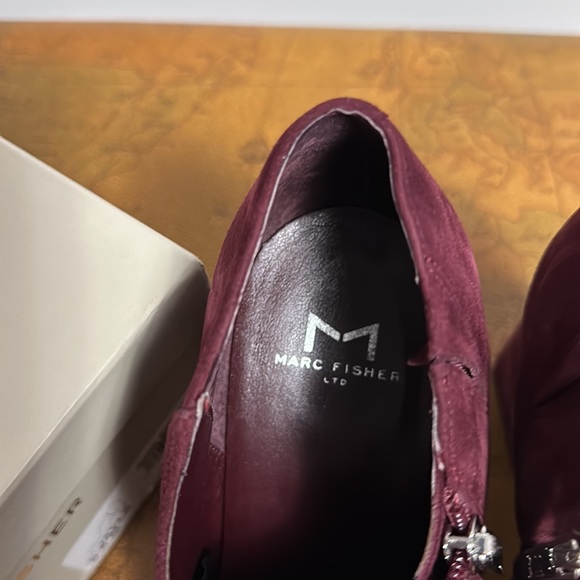 EUC MARC FISHER WOMEN SIZE 9.5 genuine burgundy suede bootie with zipper - Picture 3 of 11